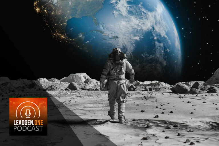 Astronaut läuft auf dem Mond als Sinnbild für eine Landingpage