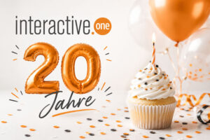 Geburtstagsmuffin in Interactive One Farben und Konfetti sowie die Aufschrift "Interactive One - 20 Jahre"