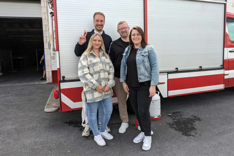 Unser Team vor einem Feuerwehrauto