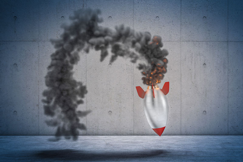 Abstürzende Rakete mit Rauchentwicklung als Symbol für das Scheitern digitaler Barrierefreiheit in Deutschland und die Risiken durch BFSG und Abmahnungen.