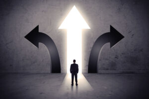 Unternehmer steht vor drei Richtungen – symbolisch für strategische Entscheidungen in der Leadgenerierung 2026 und die Wahl der richtigen Marketingkanäle wie E-Mail-Marketing.