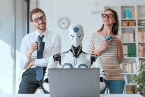 Geschäftsleute, die mit Kaffee in der Hand einen Roboter bei der E-Mail-Marketing-Arbeit am Laptop beaufsichtigen.