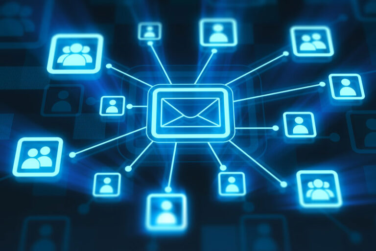 Visualisierung von E-Mail-Marketing: Digitale Vernetzung mit E-Mail-Symbol im Zentrum und verbundenen Nutzer-Icons auf einem leuchtenden, blauen Hintergrund.