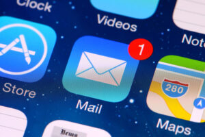 Nahaufnahme der Anwendungen des iPhone 5-Bildschirms mit Fokus auf die Apple Mail App.