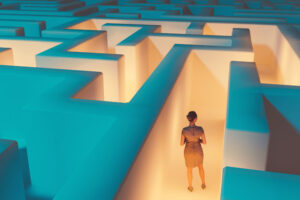 Businessfrau verirrt sich in einem Labyrinth.