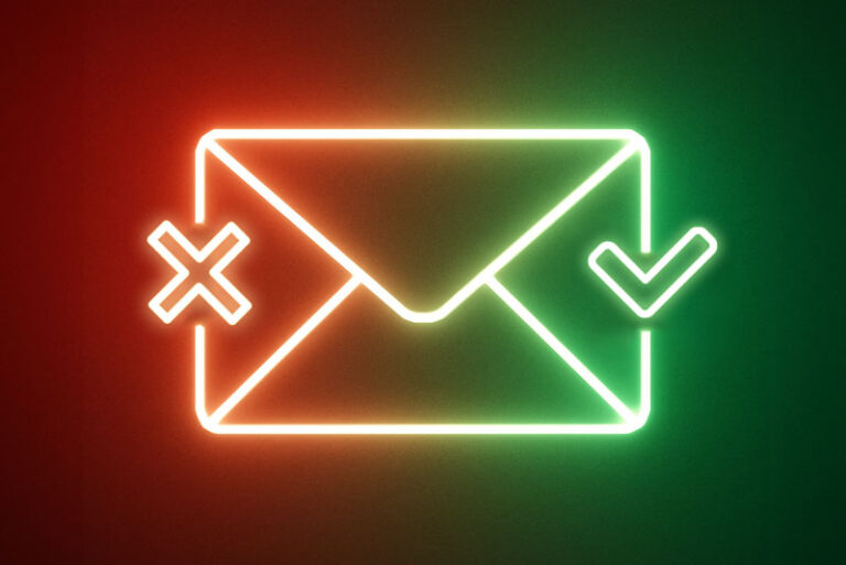 Umrandung eines Briefumschlages der links rot und rechts grün leuchtet. Es soll Singel-Opt-In und Double-Opt-In vergleichen.