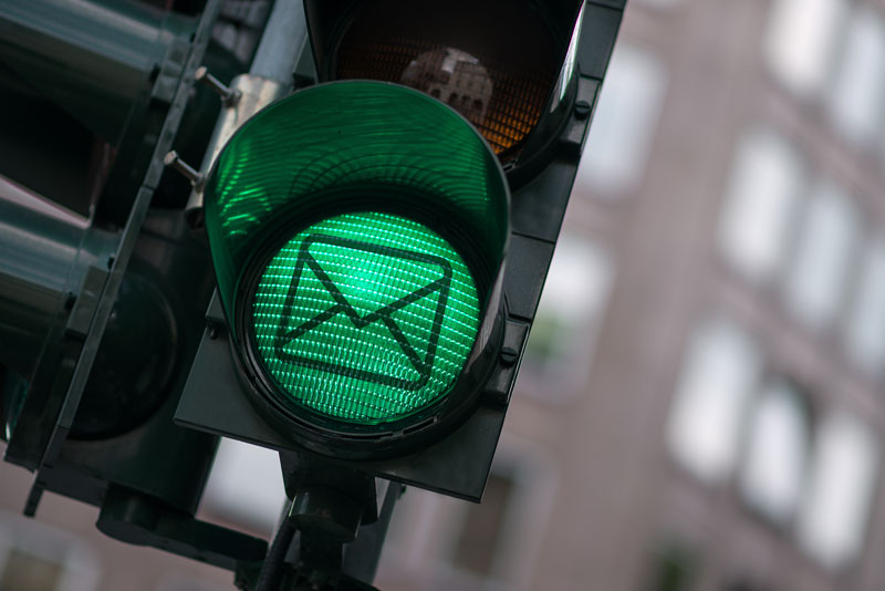 Grüne Ampel mit Brief-Symbol als Metapher für Double-Opt-In im E-Mail-Marketing