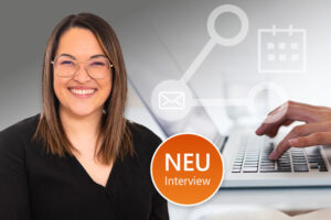 Mitarbeiterin Tanja Tauber lächelt in die Kamera, im Hintergrund Symbole für E-Mail, Planung und Kampagnensteuerung.