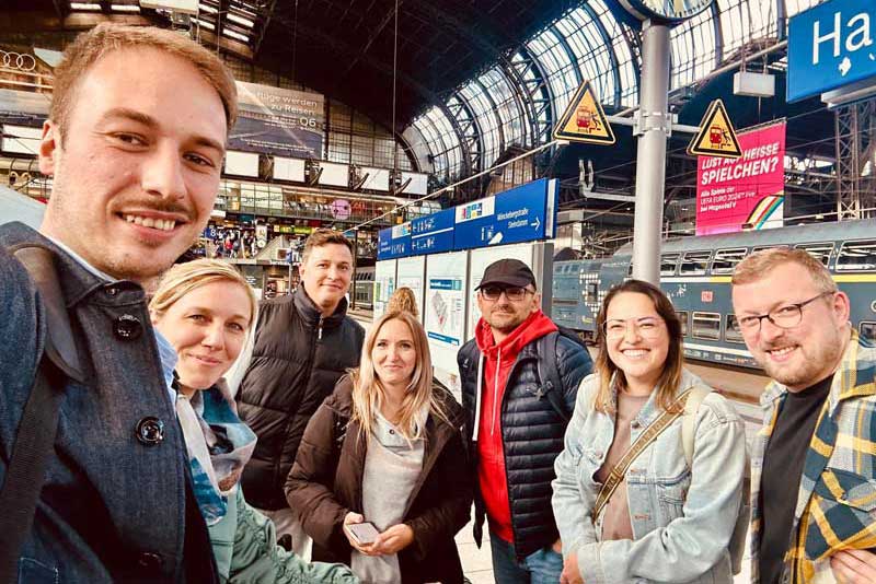 Unser Team bei der Ankunft am Hamburger Hauptbahnhof.