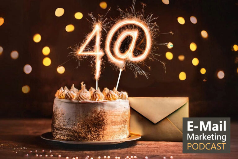 Ein Geburtstagskuchen auf dem eine 40 aus Wunderkerzen leuchten deren 0 aussieht wie ein @ Zeichen.