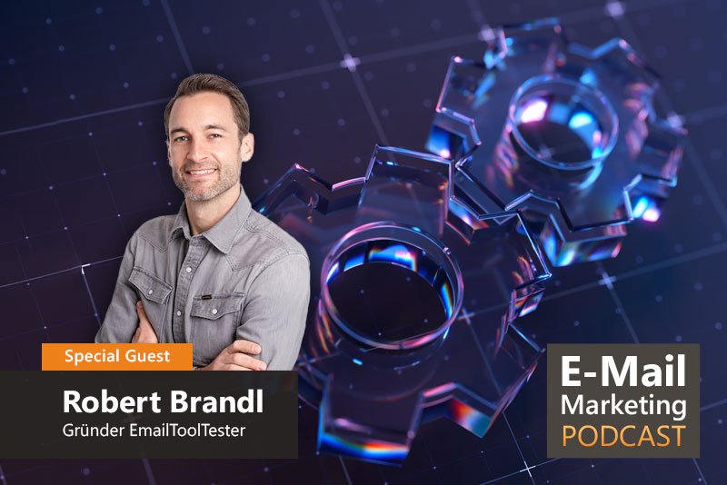 Foto von Robert Brandl mit zwei tranparenten Zahnrädern im Hintegrund.