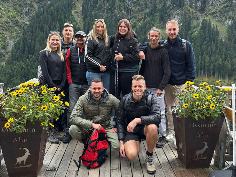 Gruppenfoto vom Interactive One Team auf der Ossmann Alm in Österreich.