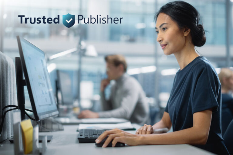 Mitarbeiterin einer Agentur arbeitet konzentriert am Computer in einem modernen Büro – symbolisch für Professionalität, Transparenz und die Qualitätsstandards, die Trusted Publisher im E-Mail-Marketing fördert.