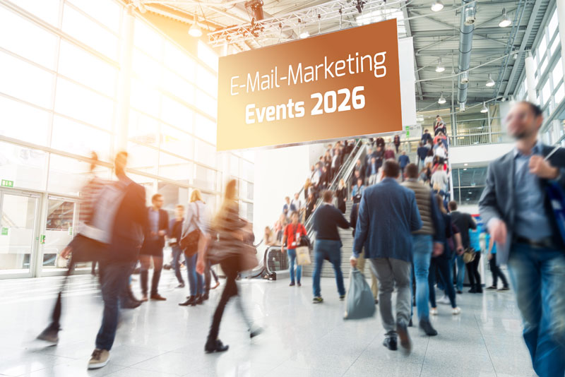 Unscharfe Geschäftsleute laufen auf einem Messegelände.