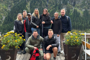 Gruppenfoto von unserem Team auf der Ossmann Alm in Österreich.